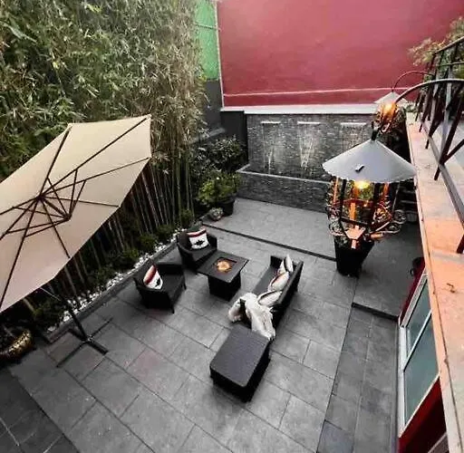 Сasa de vacaciones Luxurious Mid Century Modern Folk Art