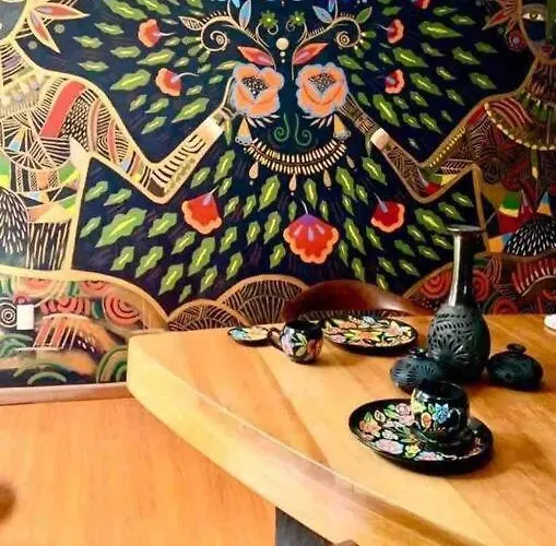 Сasa de vacaciones Luxurious Mid Century Modern Folk Art