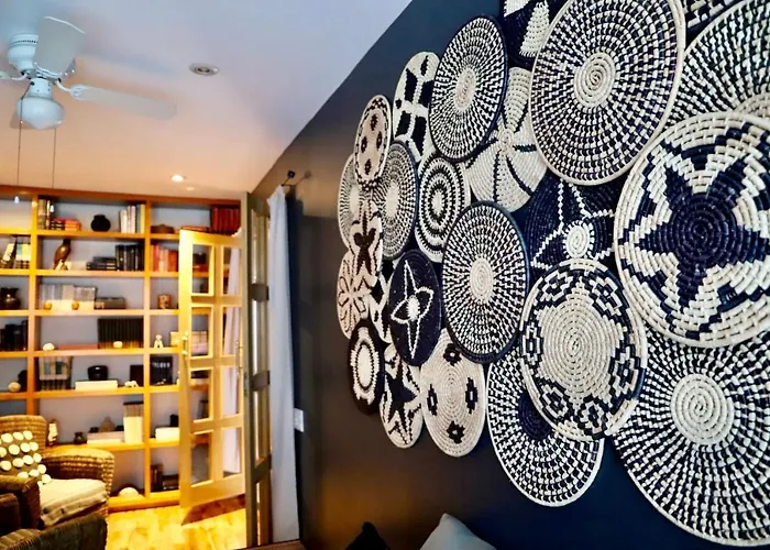 Сasa de vacaciones Luxurious Mid Century Modern Folk Art
