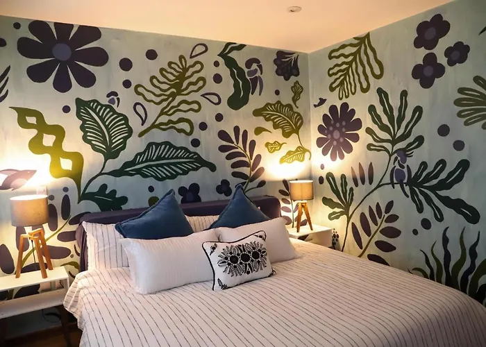Сasa de vacaciones Luxurious Mid Century Modern Folk Art